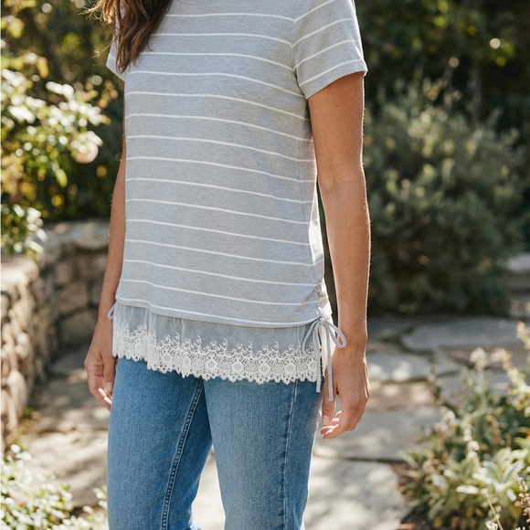 Doe & Rae Boutique BOHO Tunic Top Gray Striped Ruched Lace Hem Size L NWT - Picture 3 of 10